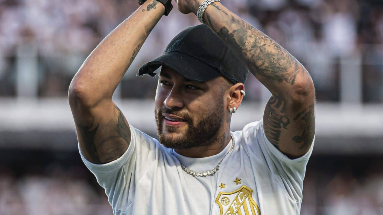 Neymar em visita à Vila Belmiro