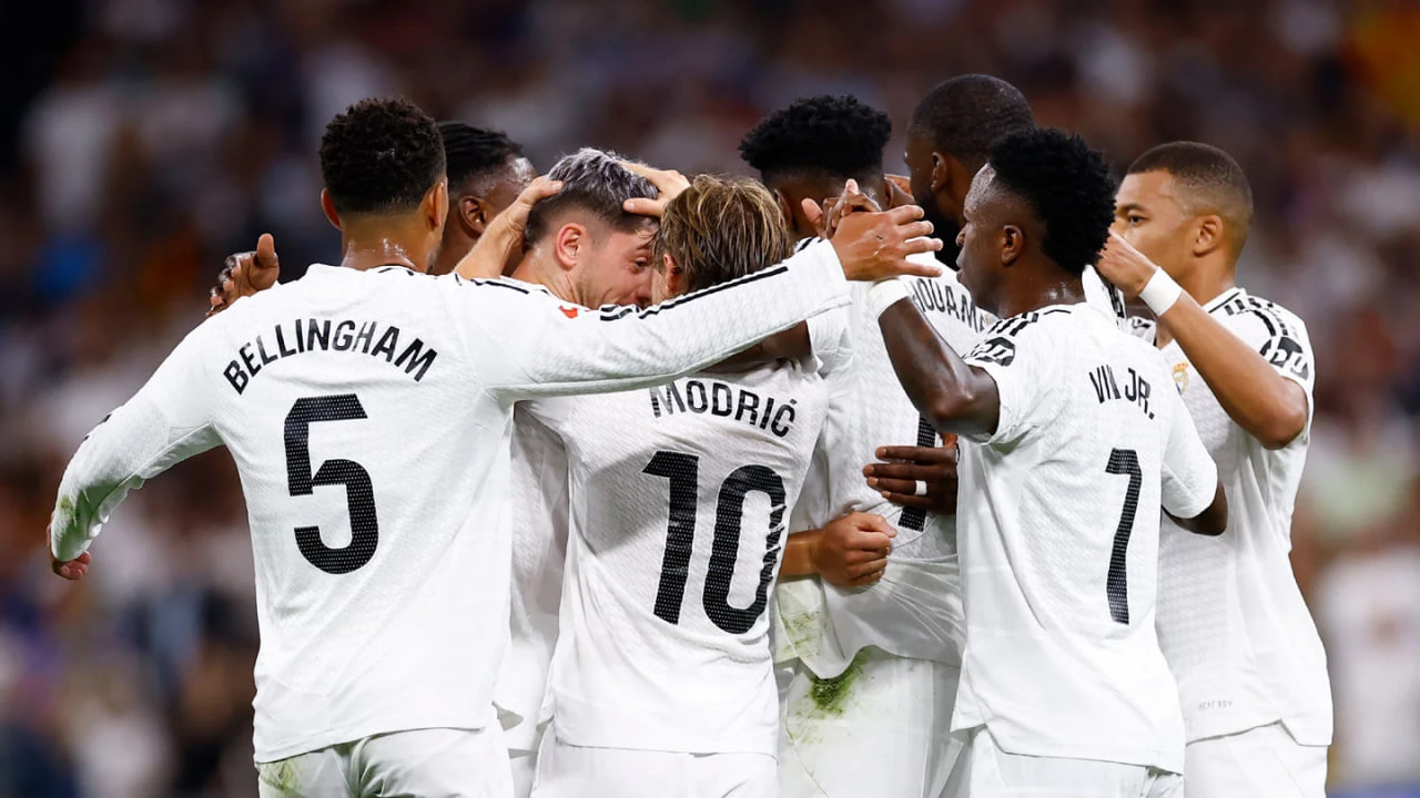 Jogadores do Real Madrid se abraçando.