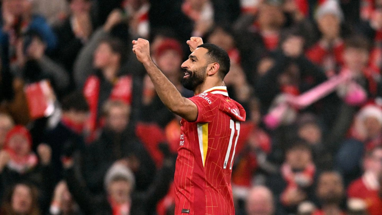 Salah comemorando gol no Liverpool.