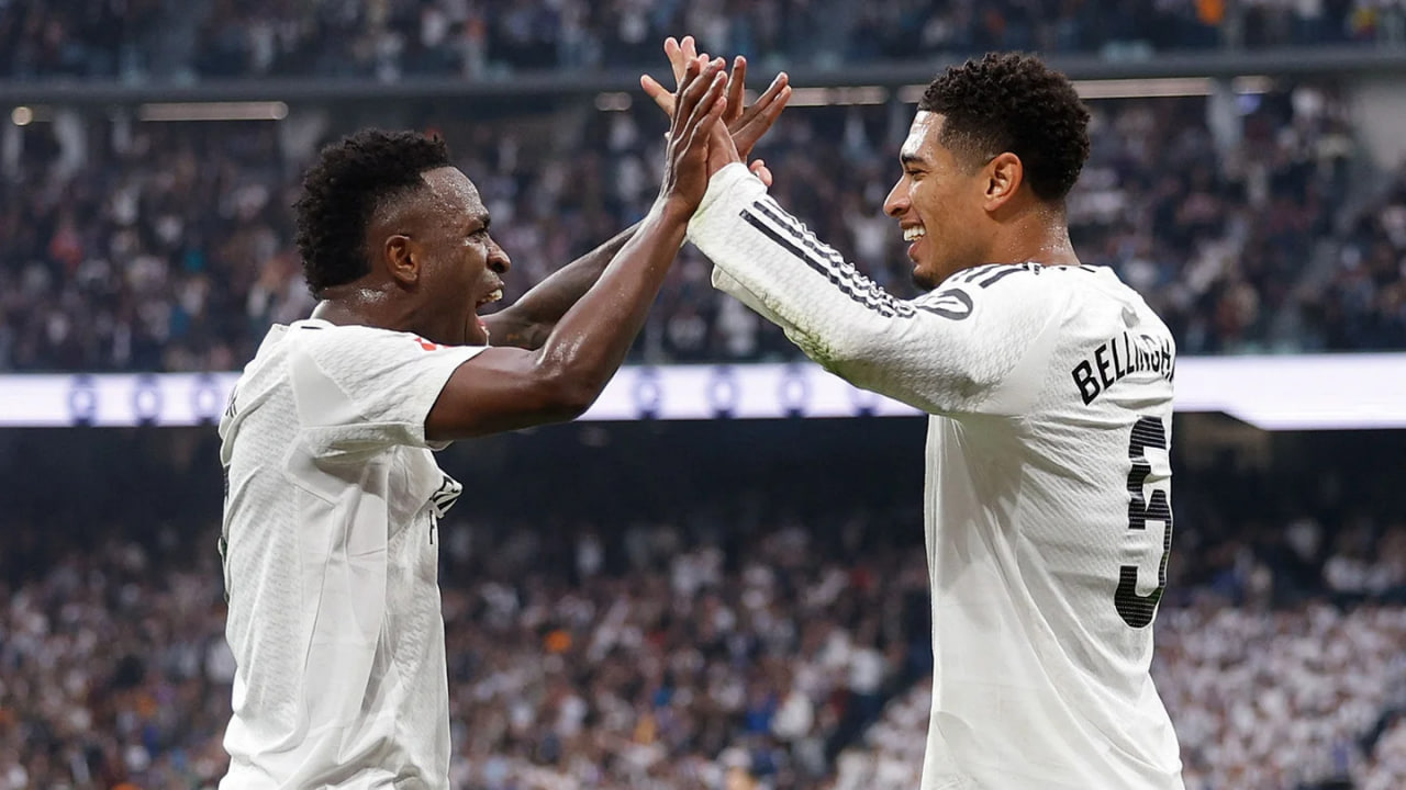 Vinícius Júnior e Bellingham comemorando juntos.