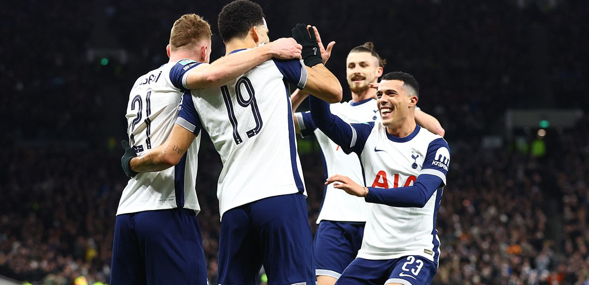 Jogadores do Tottenham comemorando