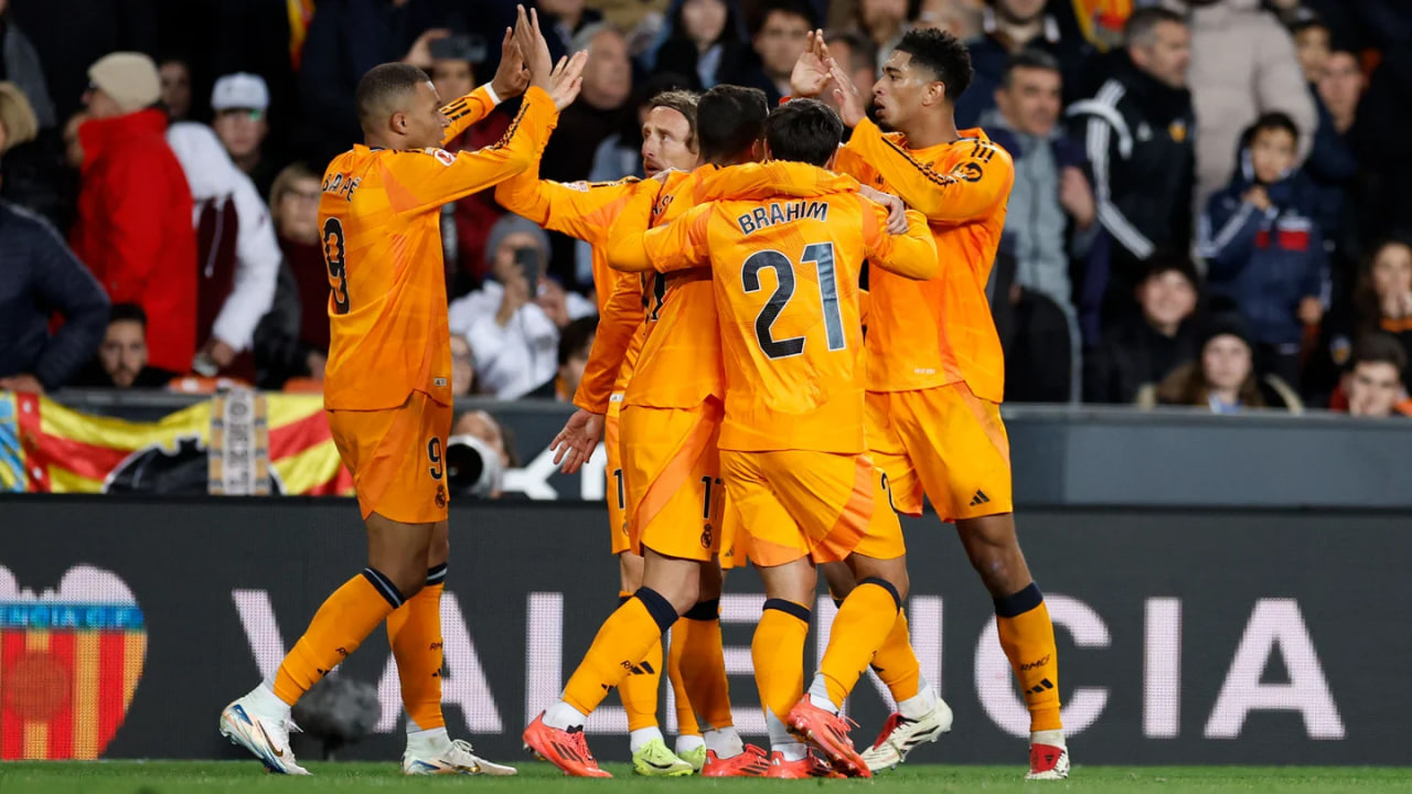 Jogadores do Real Madrid comemorando juntos