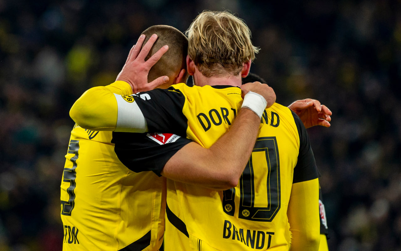 Jogadores do Borussia Dortmund se abraçando.