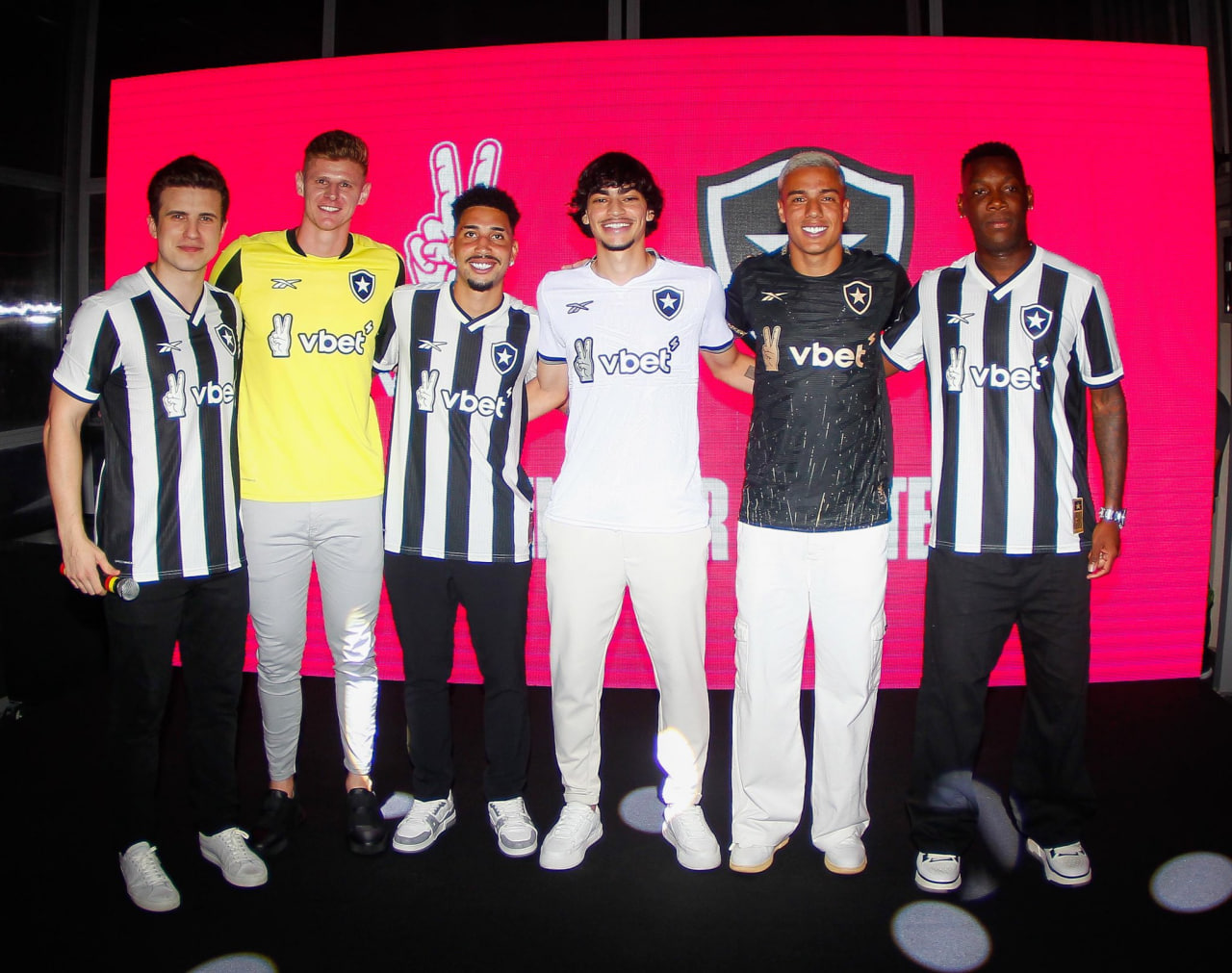 Jogadores do Botafogo com a camisa da VBet.
