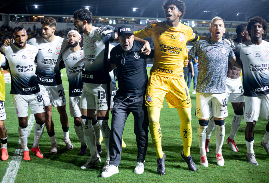 Jogadores do Corinthians fazendo poropopo com a fiel.