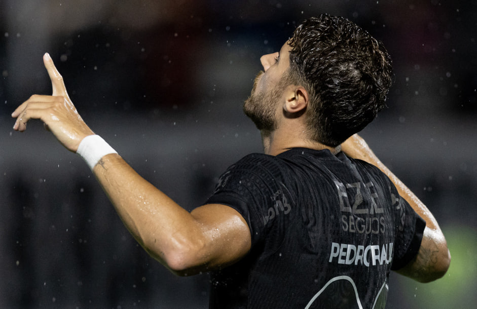 Pedro Raul comemorando gol pelo Corinthians.