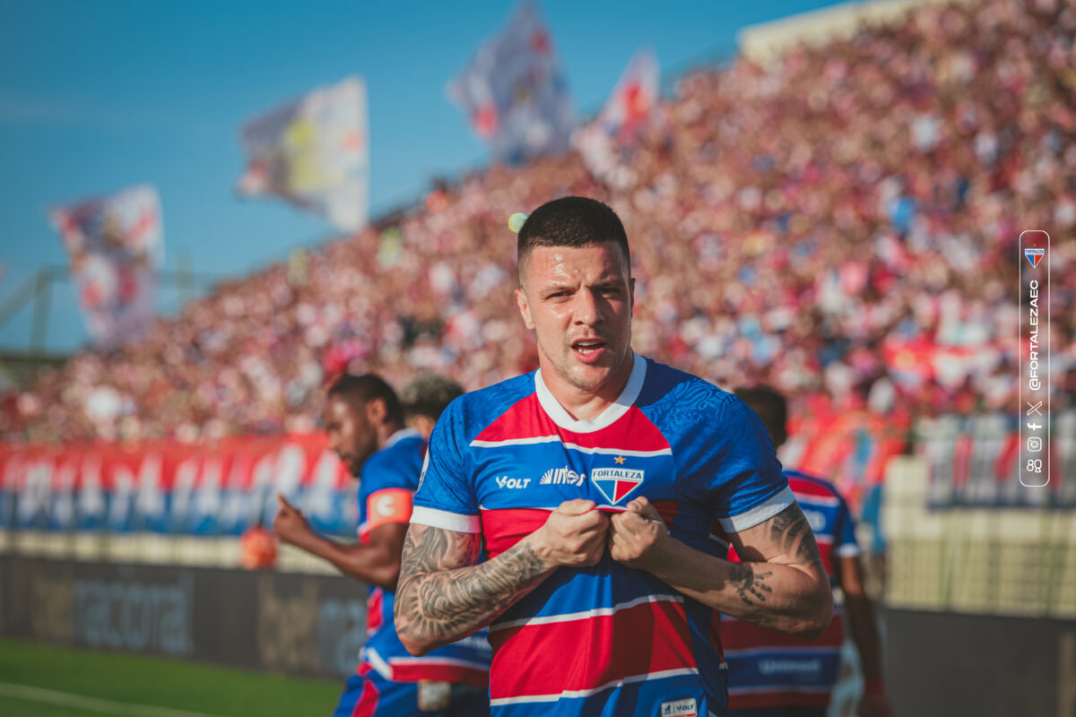 Renato Kayzer mostrando o escudo do Fortaleza.