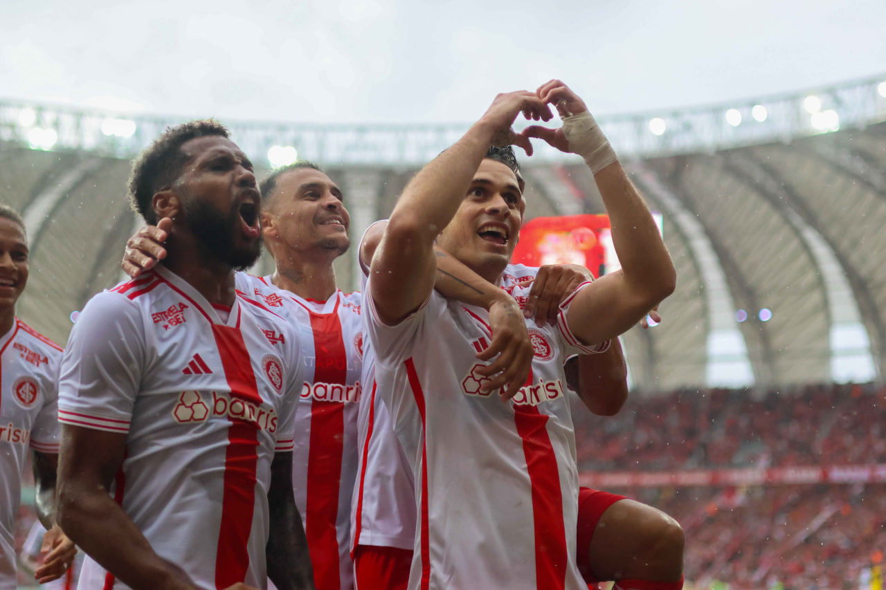 Jogadores do Internacional comemorando gol.