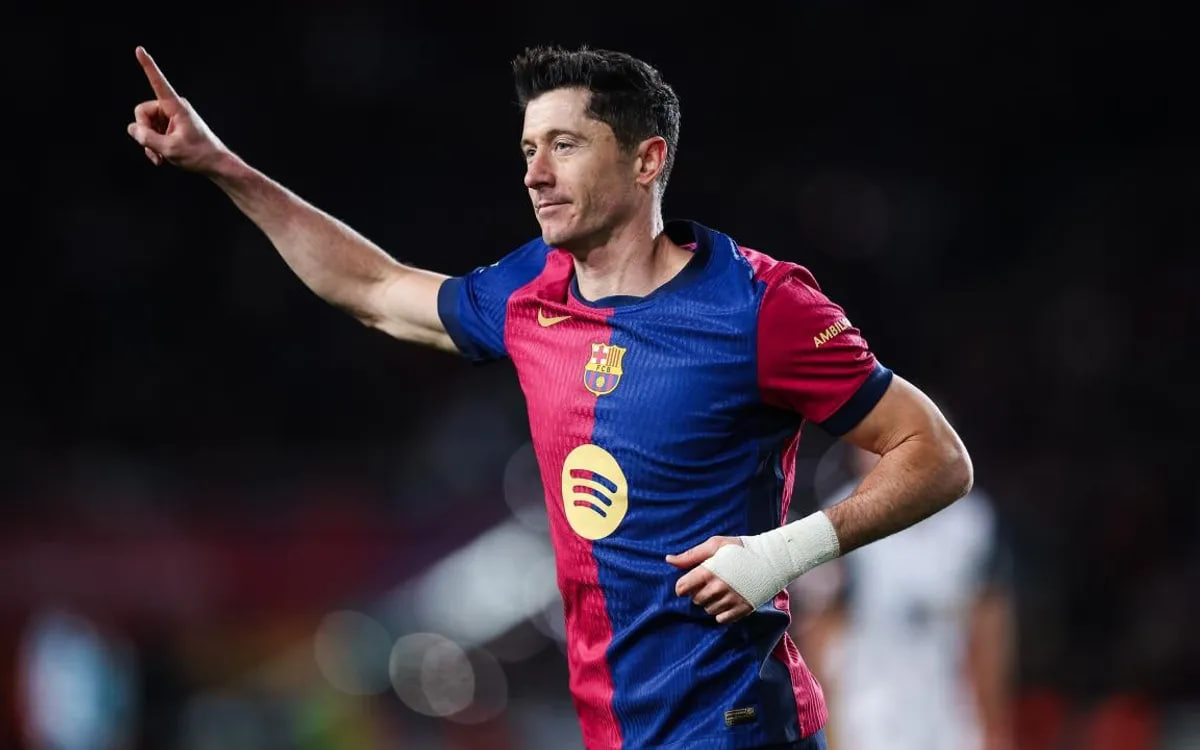 Lewandowski comemorando gol contra o Valência