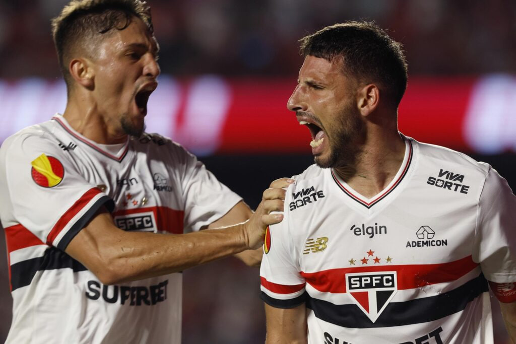 Calleri comemorando gol pelo São Paulo