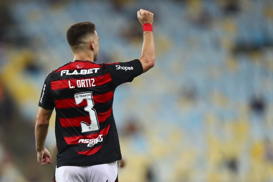 Flamengo vence Botafogo em jogo atrasado e assume a liderança do Carioca