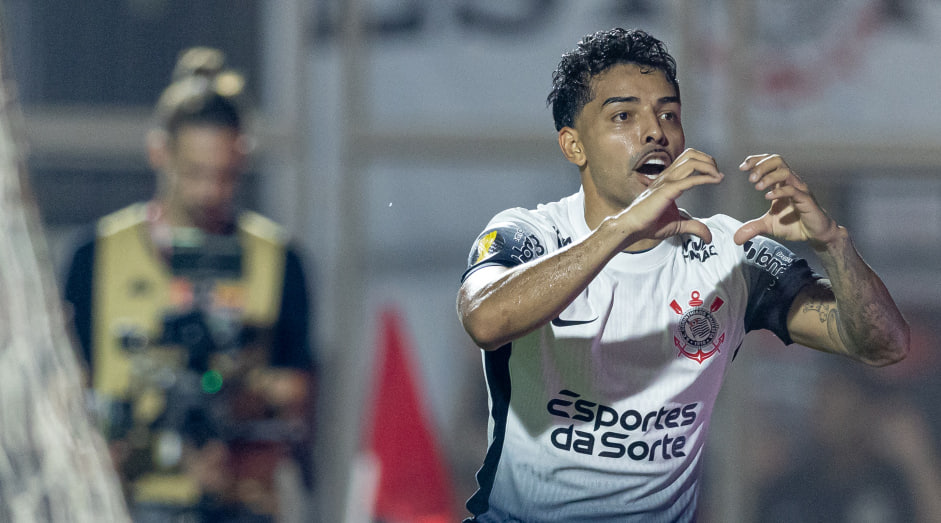Matheus Bidu celebrando com coração o gol marcado sobre a Portuguesa