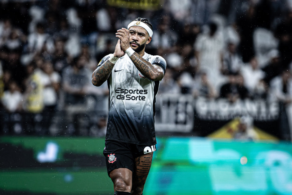 Memphis aplaudindo a torcida do Corinthians