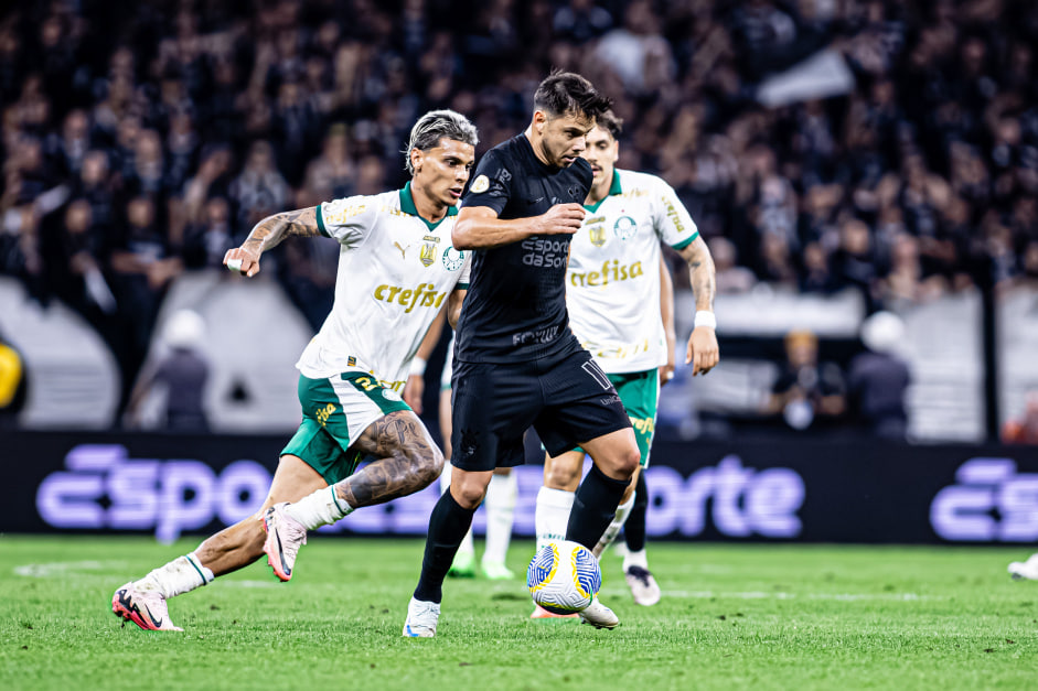 Romero corre da marcação do Richard Ríos durante Dérbi