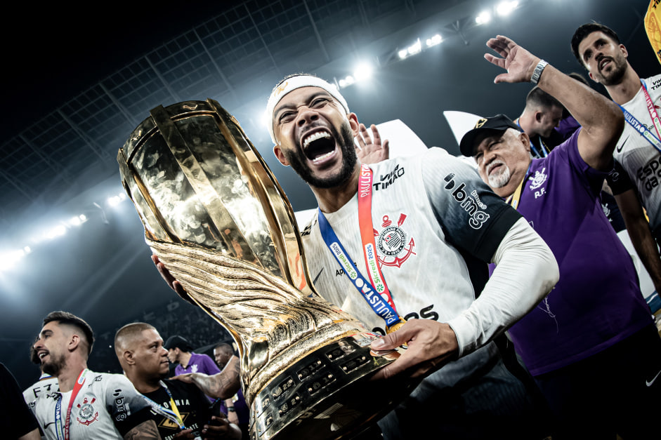 Memphis Depay com a taça do Campeonato Paulista