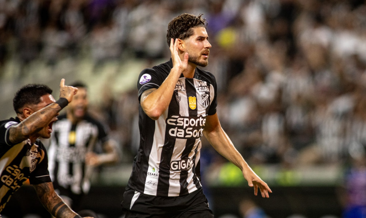 Pedro Raul comemorando gol na final do Cearense contra o Fortaleza.