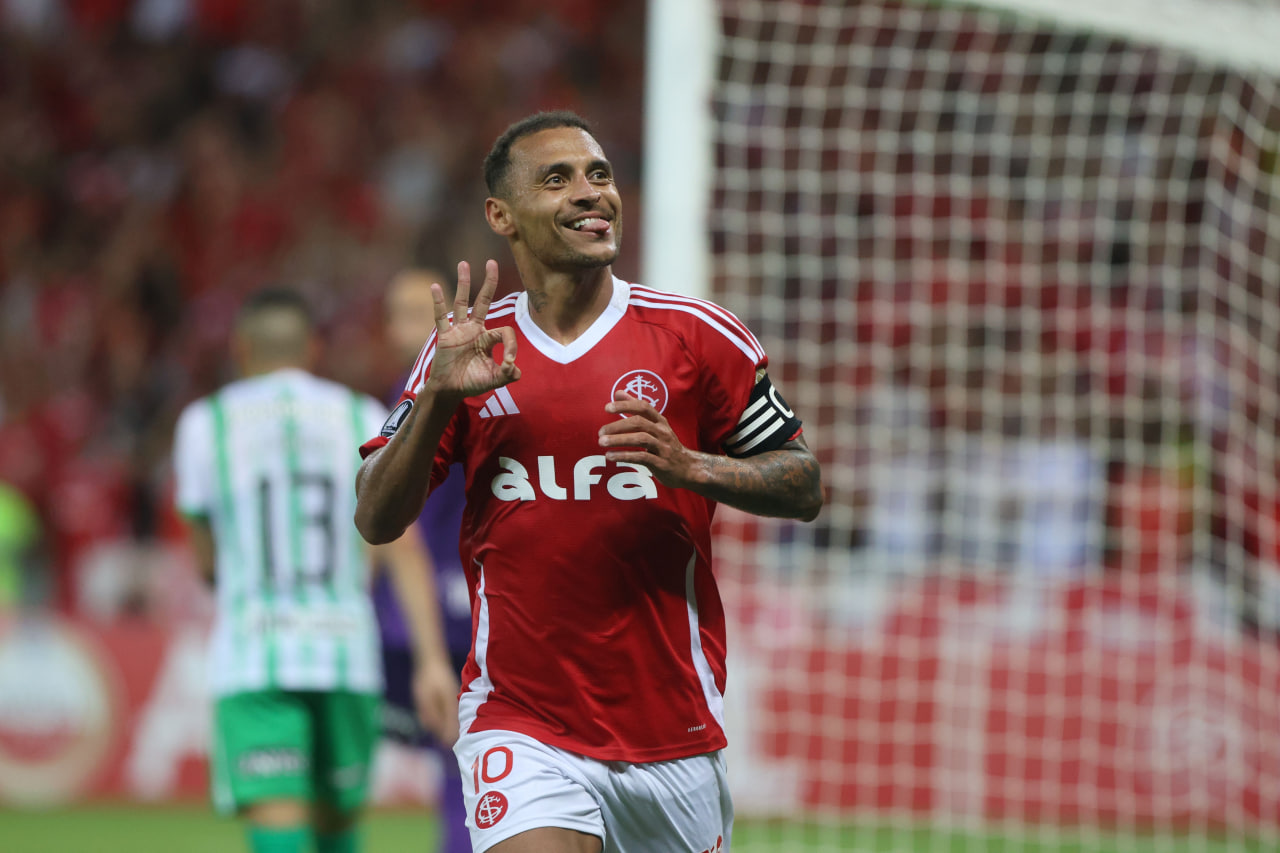 Alan Patrick fez 3 gols na Libertadores diante do Atlético Nacional na Libertadores.