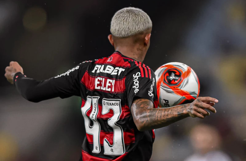 Wesley do Flamengo dominando bola
