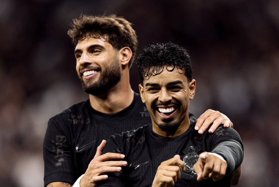 Yuri Alberto e Matheus Bidu durante jogo do Corinthians contra o Vasco