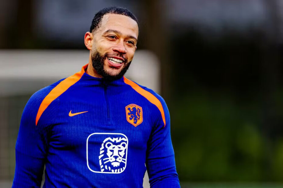 Jogos de hoje: Memphis Depay sorrindo durante treino da seleção da Holanda.